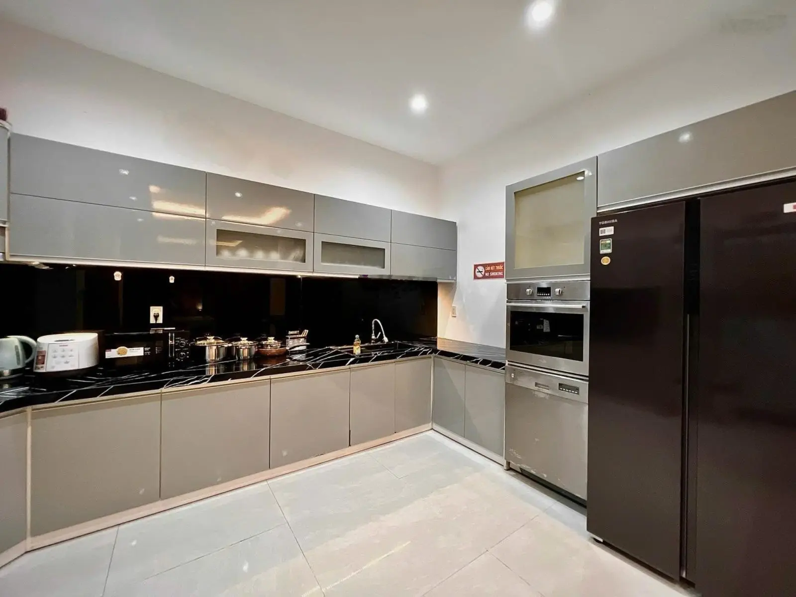 Bán Villa 3 tầng gần bãi tắm Mỹ Khê, sát cầu sông Hàn 200m2