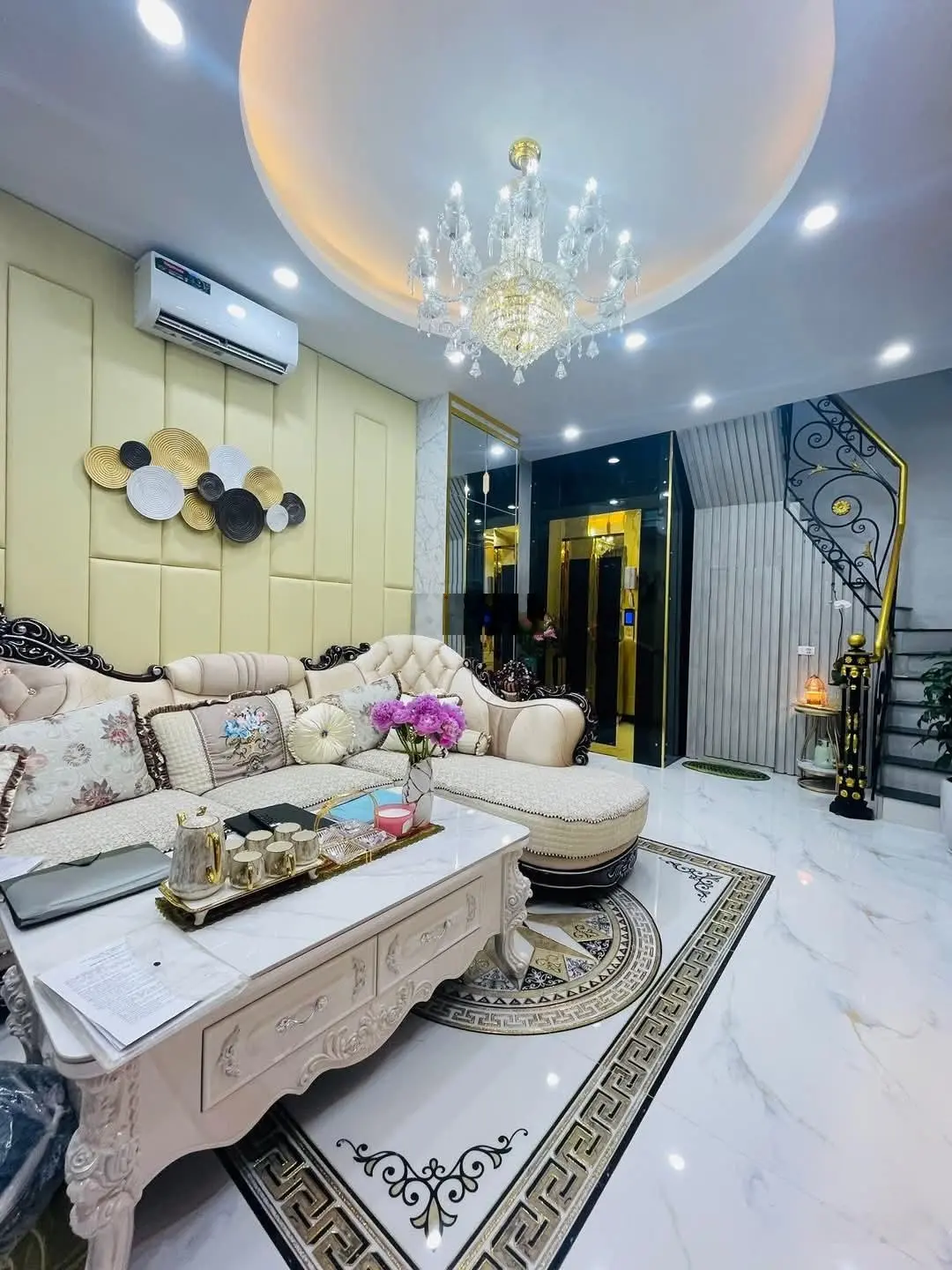 Lương Định Của, Đống Đa. DT 33m² x 4 tầng, MT 3,7m, giá 8,65 tỷ. Nội thất xịn, thang máy nhập khẩu.