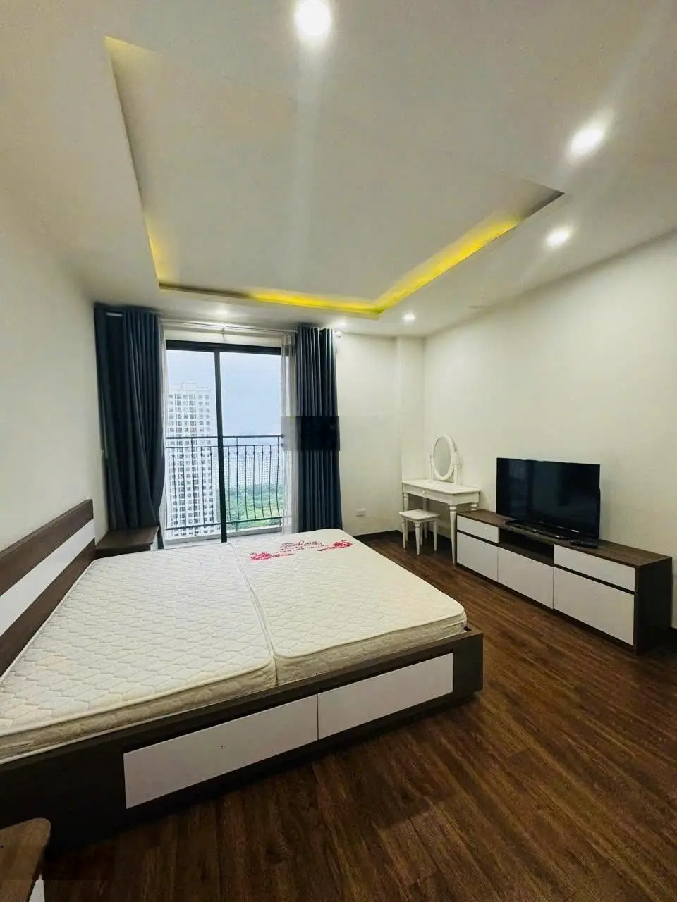 Nhà tớ chính chủ cần bán căn hộ 3N2VS-82m2, đầy đủ nội thất đẹp do nhà tự thiết kế, giá siêu mềm
