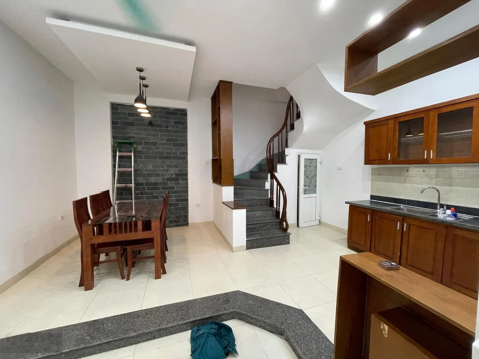Lô góc. Vị trí đẹp. 165tr/m2 cách bãi xe 80m full nội thất. Điện - Đường - Trường - Trạm. Đủ hết