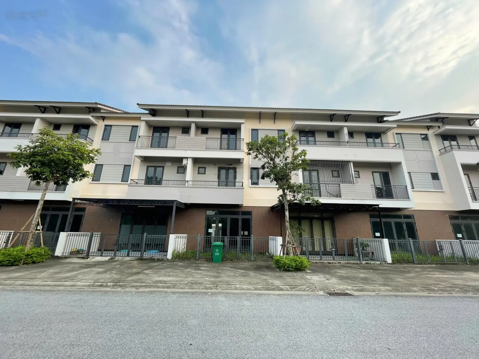 Bán nhà phố 3 tầng, hoàn thiện mặt ngoài tại KĐT Vsip - gần trường học liên cấp