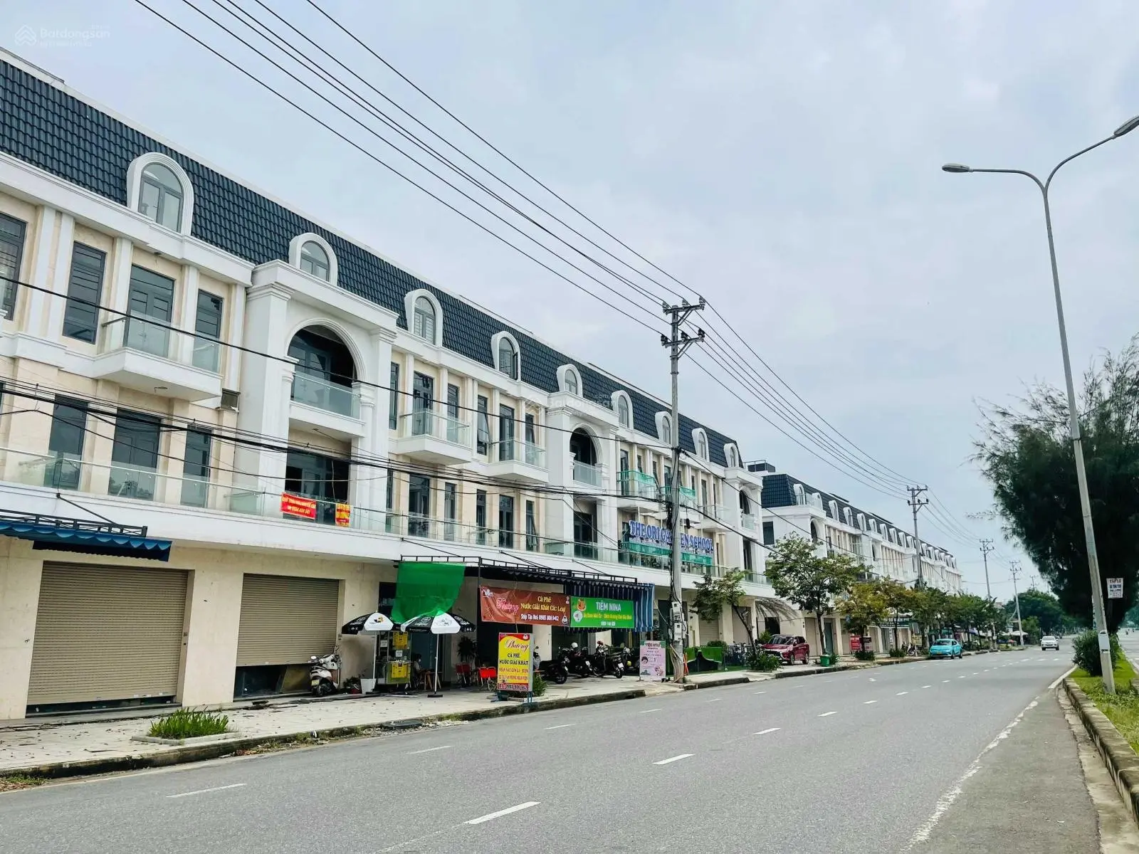 Mặt tiền Mê Linh - đường rộng 6 làn xe (37m). Đoạn gần giao Nguyễn Lương Bằng, cạnh Hồ Bầu Tràm
