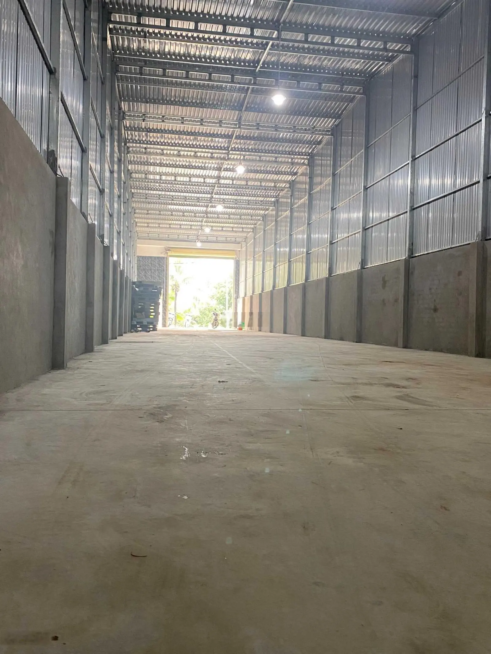 Bán rẻ kho mặt tiền đường nhựa 7m, Bến Lức, Long An DT 385m2 full thổ giá 4.9 tỷ. LH 0901 554 ***
