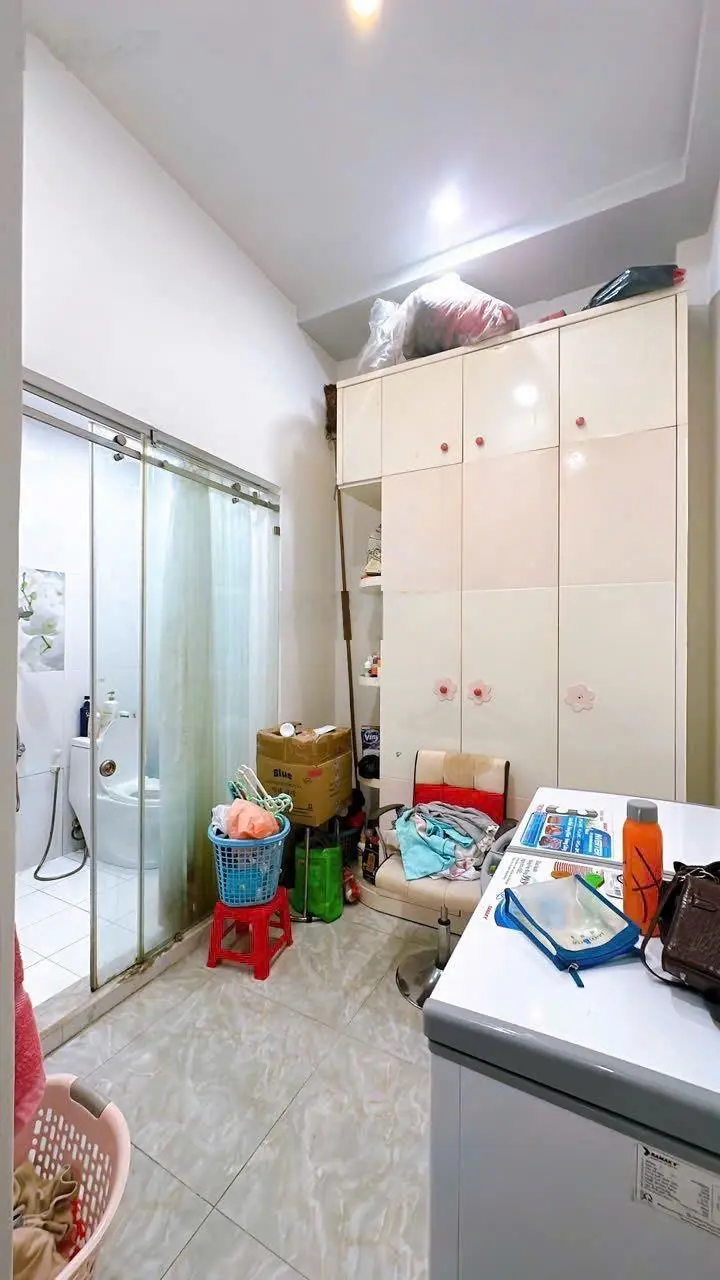 Bán nhà mặt tiền đường số, 4 tầng, DT 4x8m, xe hơi đỗ cửa, phường 4 Quận 4