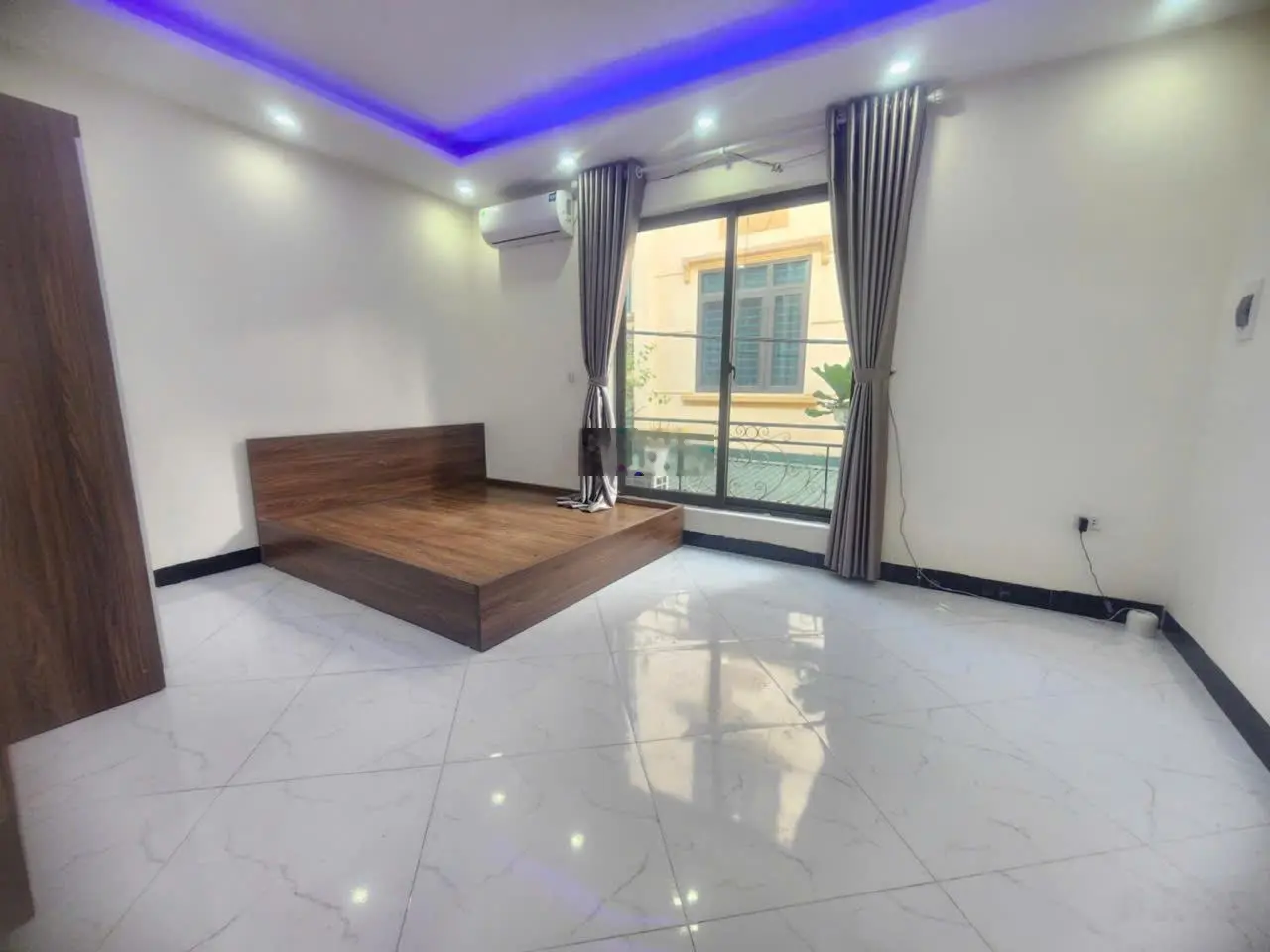 Gia đình tôi bán nhà 5 tầng thuộc tổ 1 Yên Nghĩa, cách mặt đường Quang Trung Quốc Lộ 6 có 20m