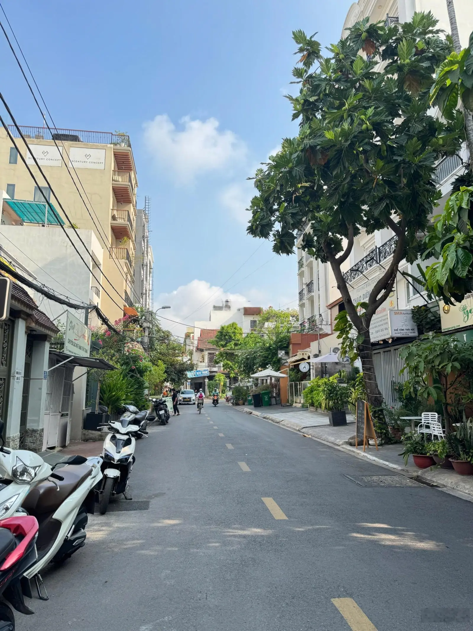 Bán nhà MT đường Nguyễn bá Huân P. Thảo Điền, Dt: 4.2x17m 1T1L. Giá: 19.5 tỷ. Lh: 0903398078