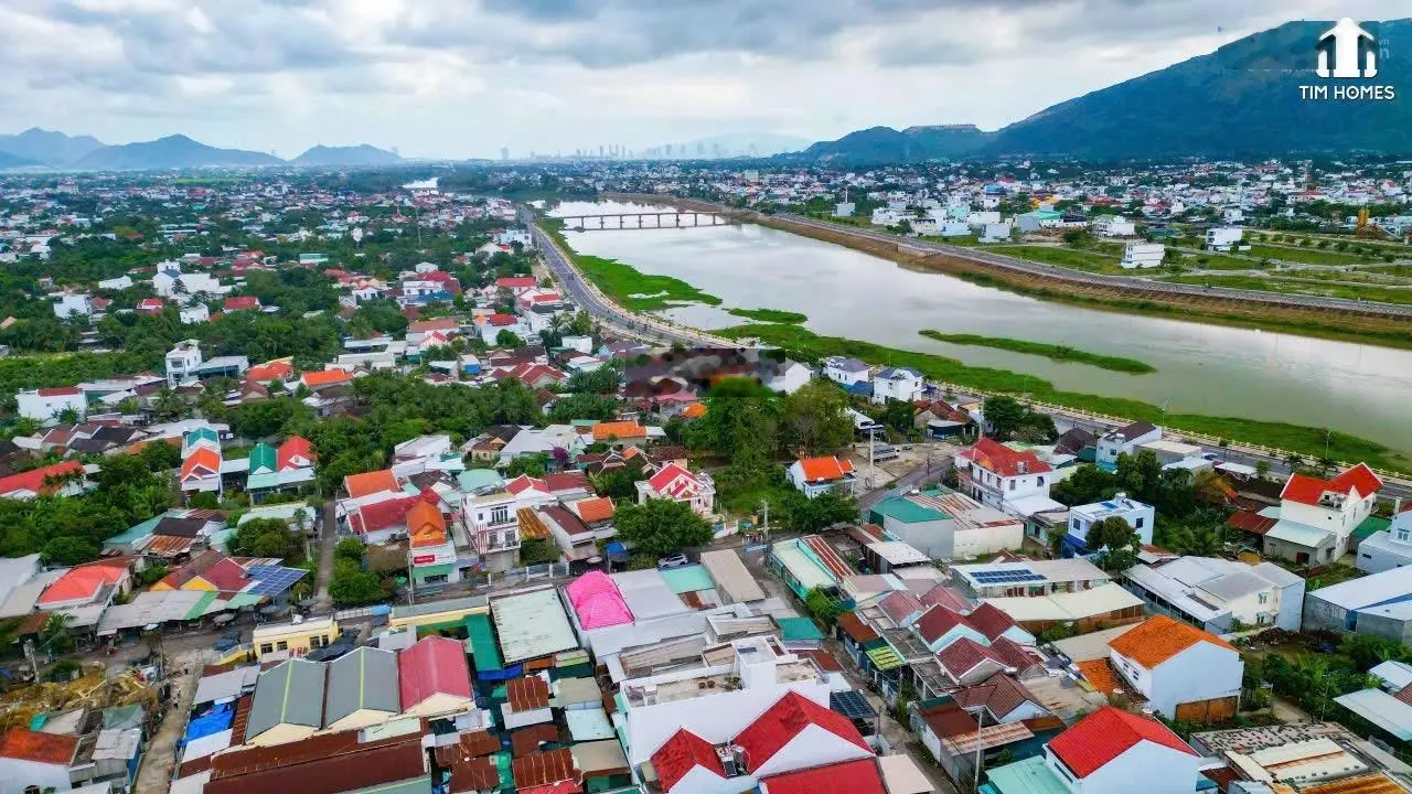 Căn nhà vườn 1336m2 ngang 38m nở hậu gần bờ kè Trần Phú, thị trấn Diên Khánh giá chỉ 9,5 triệu/m2