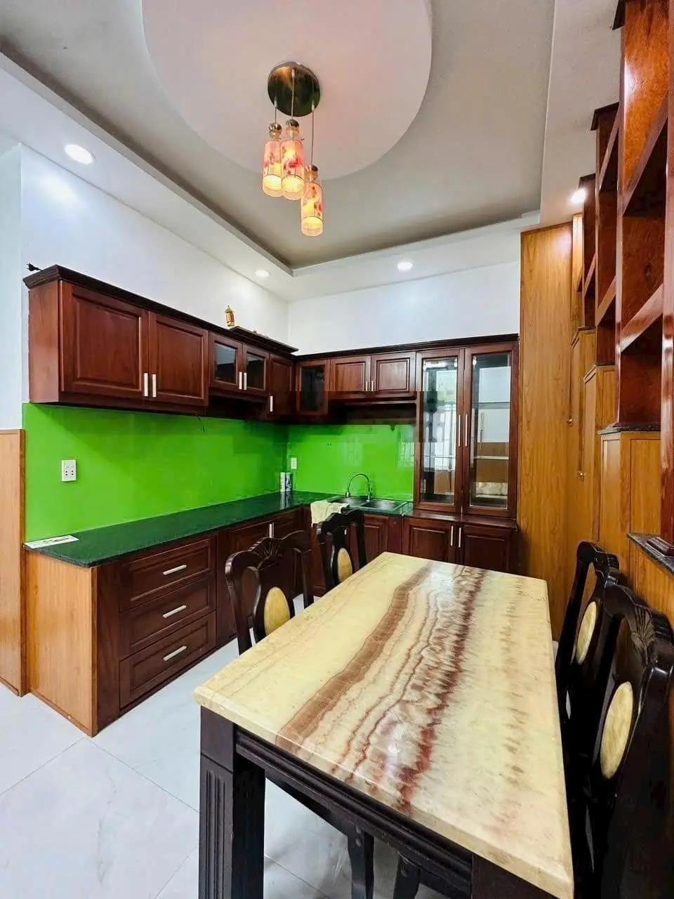 Ra gấp căn nhà đẹp nằm ngay đường Số 10, Bình Hưng Hòa B, sổ sẵn sang tên liền, chủ đang kẹt