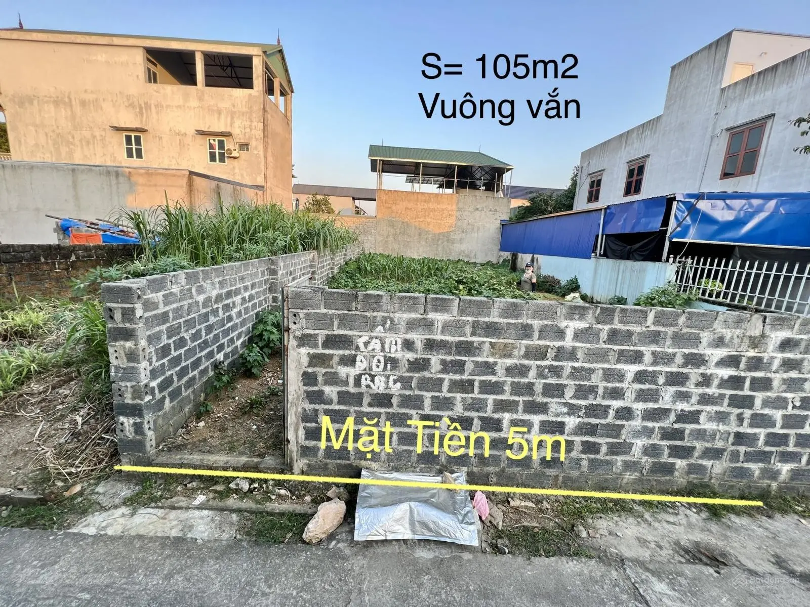 Lô đất S= 104,9m2 vuông vắn, gần ngay đường TL412B. Cách trường học, chợ cóc 100m. Sẵn sổ hồng