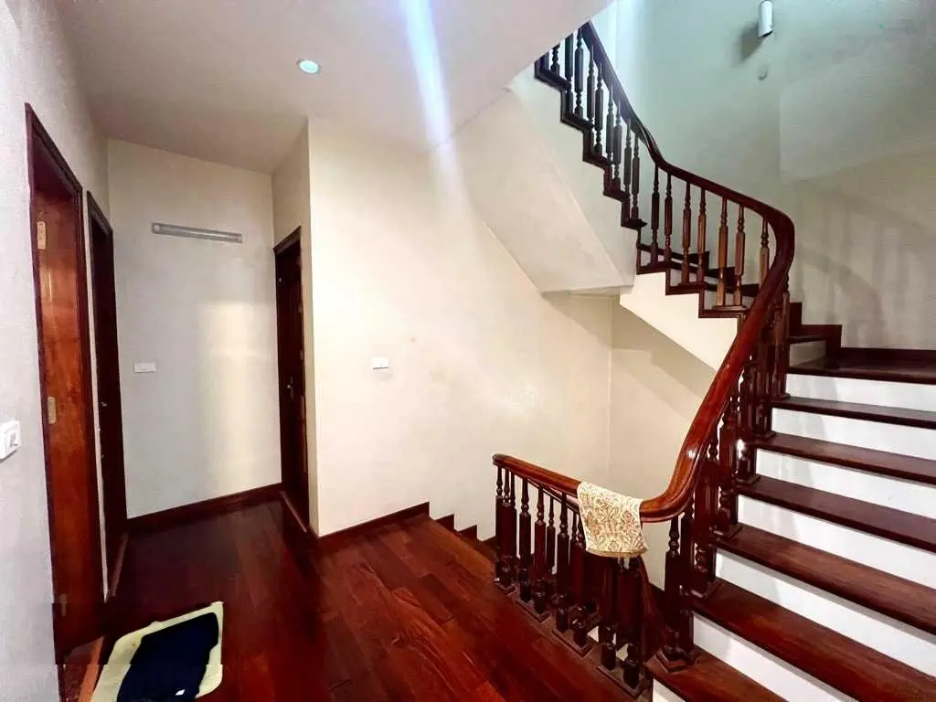 Bán nhà vườn phố Thạch Bàn 150m2x3 tầng - MT Rộng, ngõ ô tô tránh - giá tốt - LH 0967 066 ***