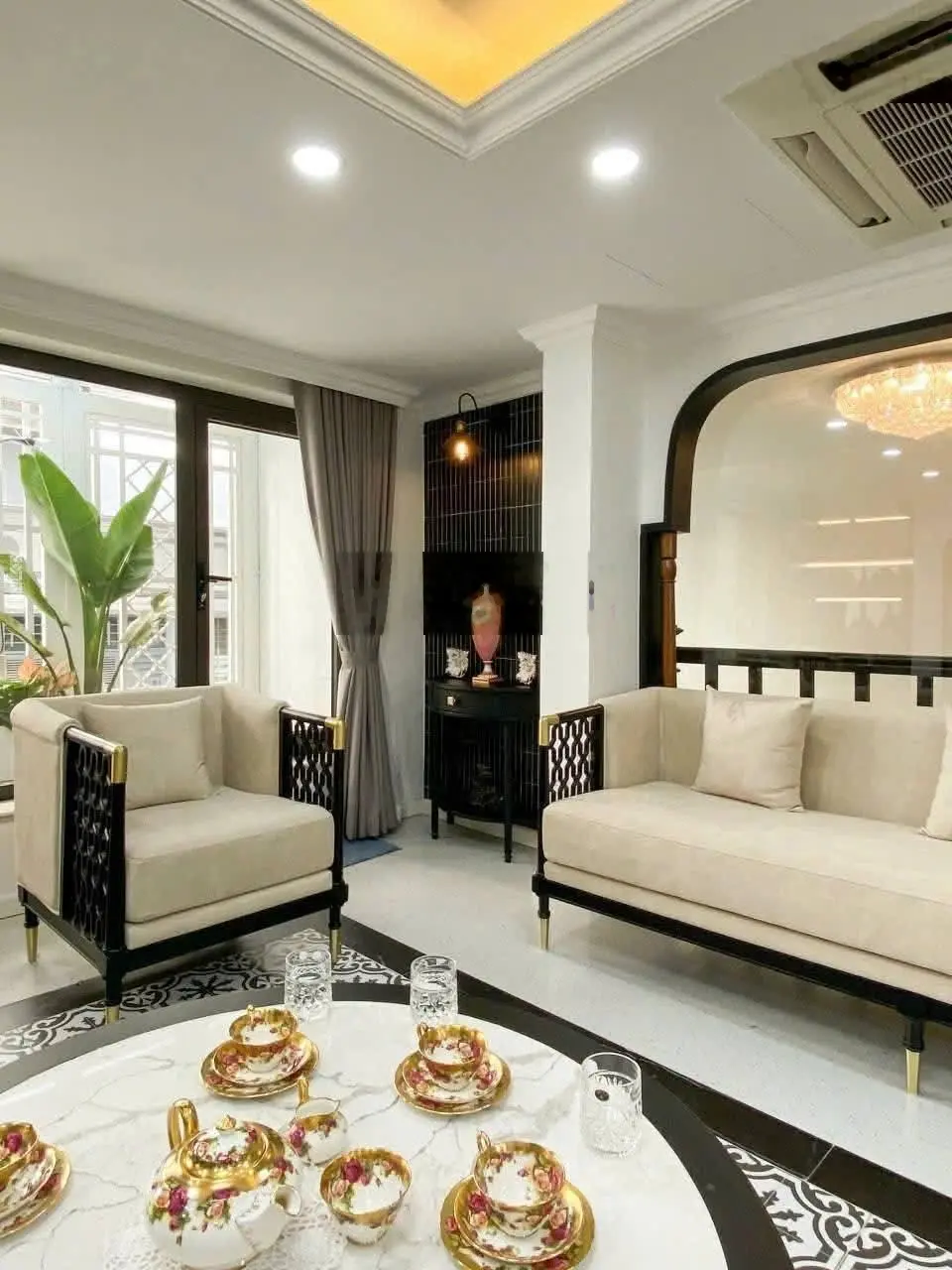 Biệt Phủ Hồ Tây -Nghi Tàm -Xuân Diệu - Phân Lô Víp -Ô Tô Tránh -100M X 5 Tầng MT 9M -Giá Hơn 30 tỷ