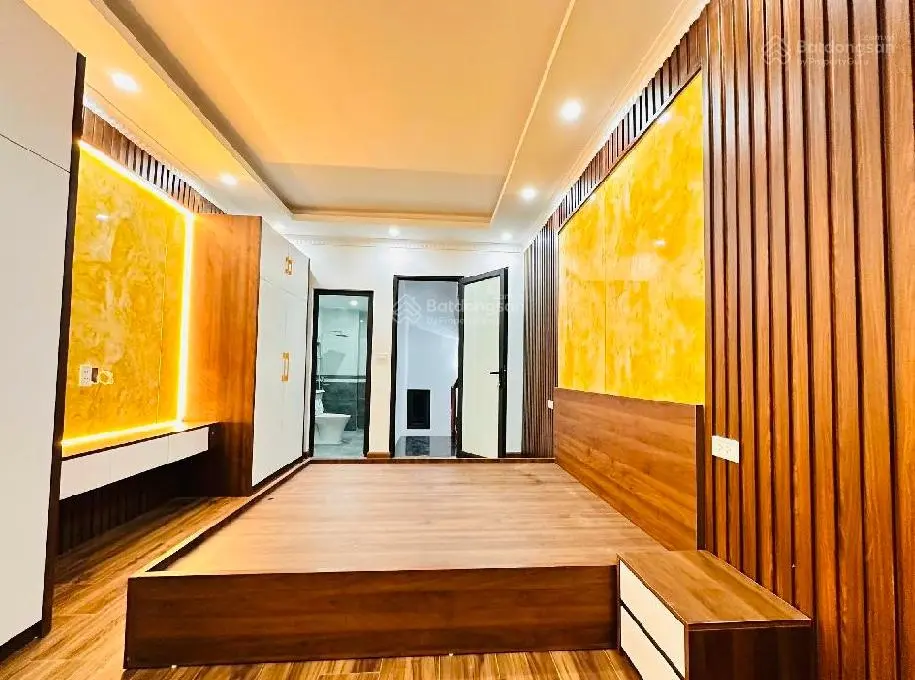 Bán nhà -phố nguyễn khoái-40m-5 tầng-mới kính kong-ở ngay-chính chủ-full nội thất-giá 4.5 tỷ