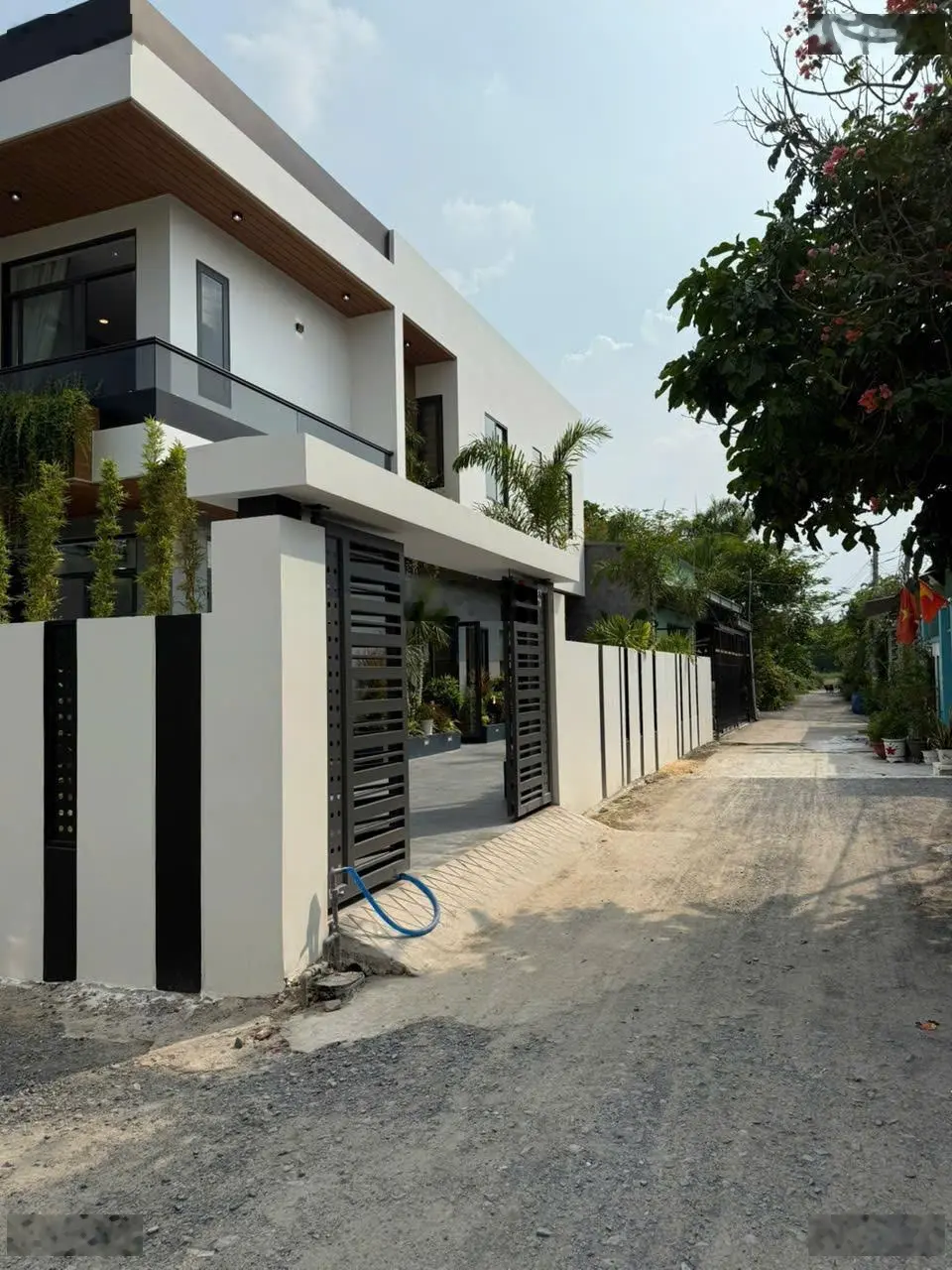 Bán Nhà Góc Biệt Thự Mini mới Xây Xong- 8m x 19m Full thổ Cư -kẹt Việc Bán lỗ 4ty9 - Cách Chợ 1,5km