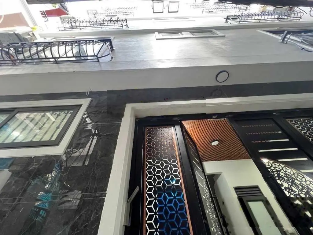 Bán nhà 6 tầng giáp mặt hồ tây ngõ ô tô - thang máy - ở sướng - kd đỉnh, 83,2m2, giá 21 tỷ