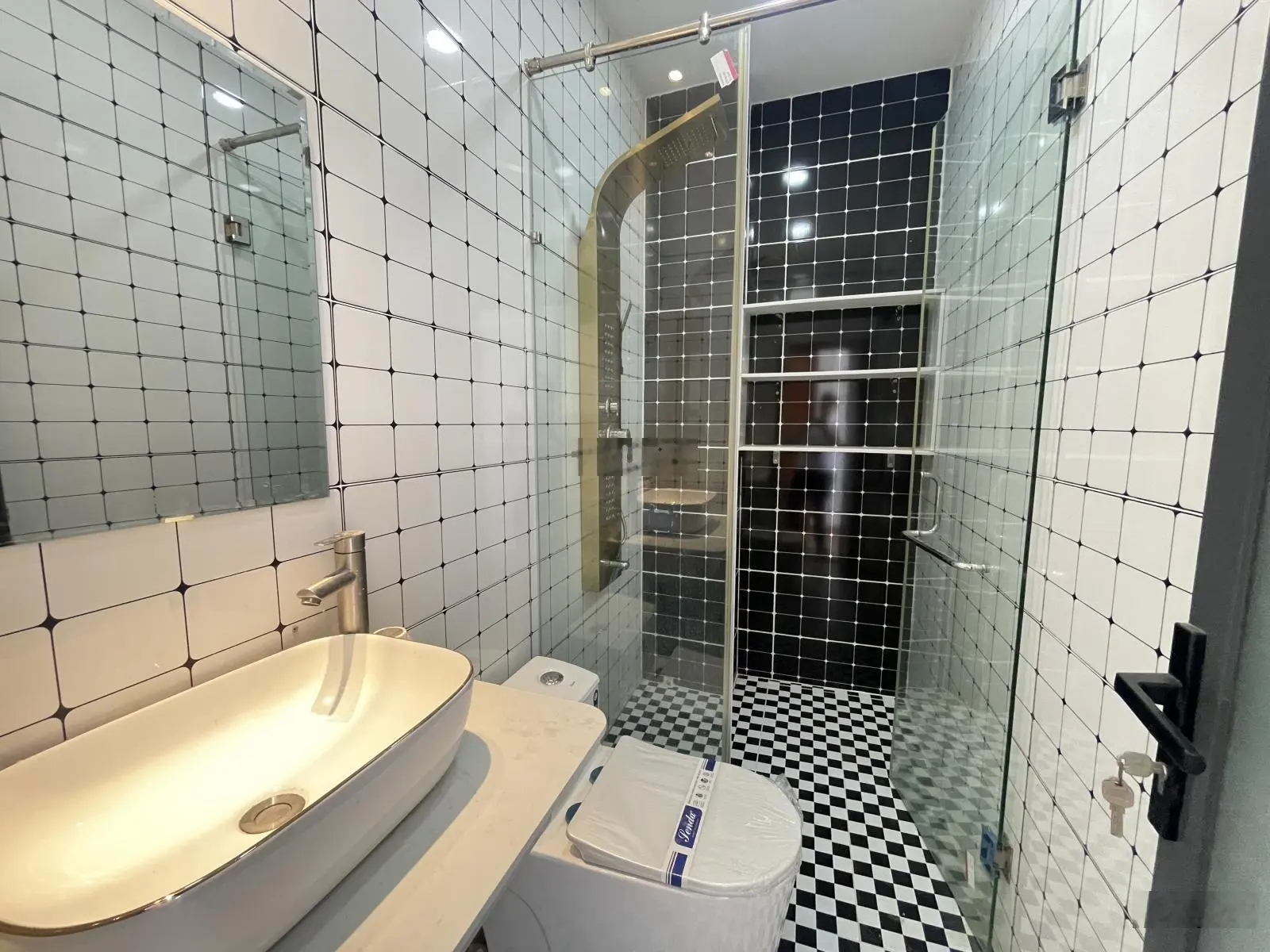 Nhà đẹp 4 tầng đối diện giga mall, full nột thất, ôtô ngủ trong nhà, đường thông đầy đủ công năng