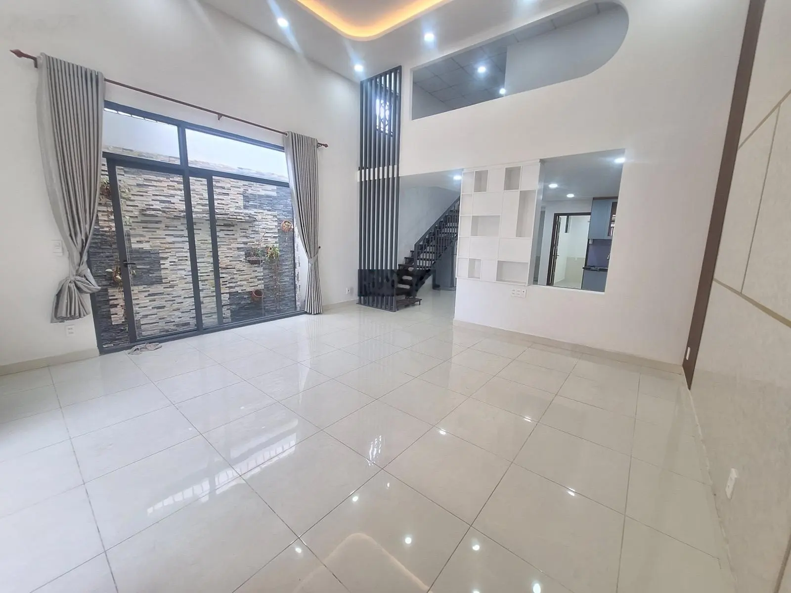 Quá rẻ TT Hiệp Phú, Q9 ngay Xa Lộ Hà Nội 135m2 ngang 6,5m nhà 2 tầng ô tô ngủ trong nhà chỉ 6.2tỷ