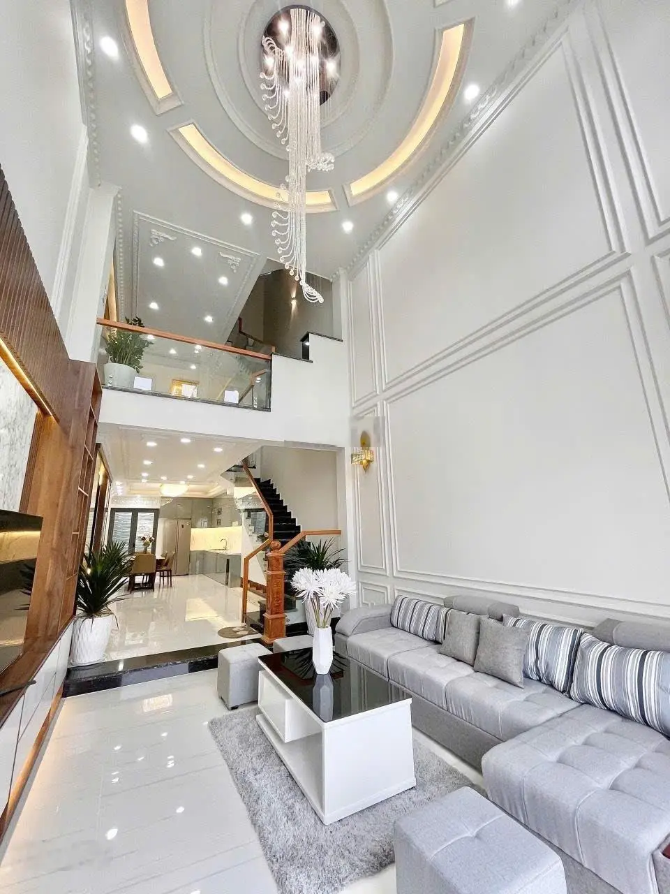 Ngộp! Bán gấp siêu phẩm nhà 109m2 x 5 tầng, QL13 Ngay Vạn Phúc City 9.9 tỷ