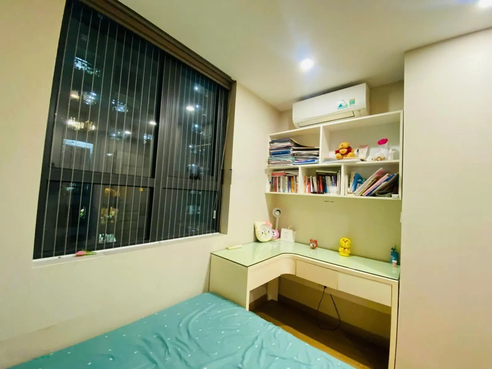 SIÊU HIẾM. CHÍNH CHỦ ủy quyền bán căn hộ 2 ngủ tầng trung. Sổ đỏ cất két, nội thất cao cấp.