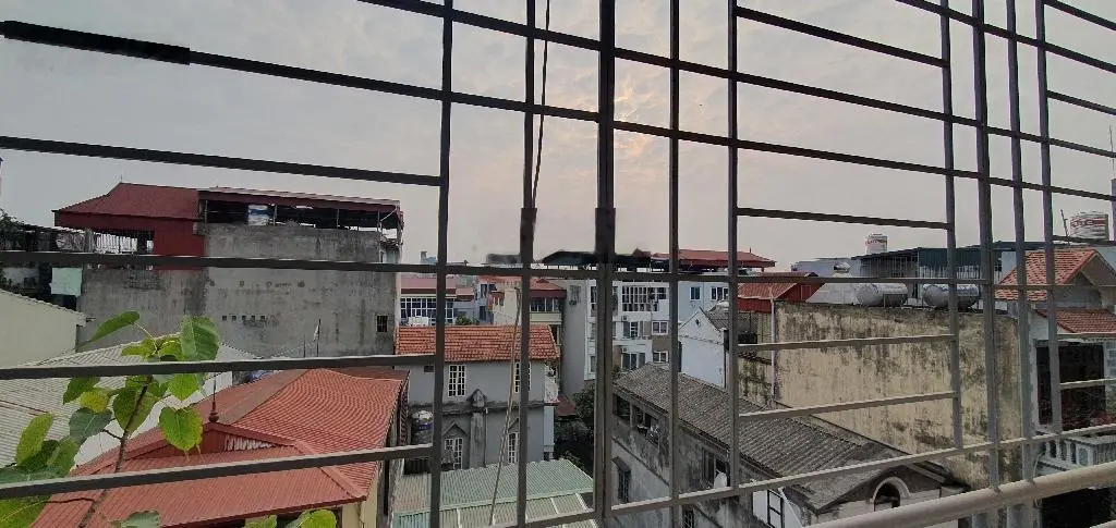Nhà dân xây. Vị trí đẹp . Bồ đề thông Hồng tiến. Oto đỗ cửa qua nhà. An sinh đỉnh cao