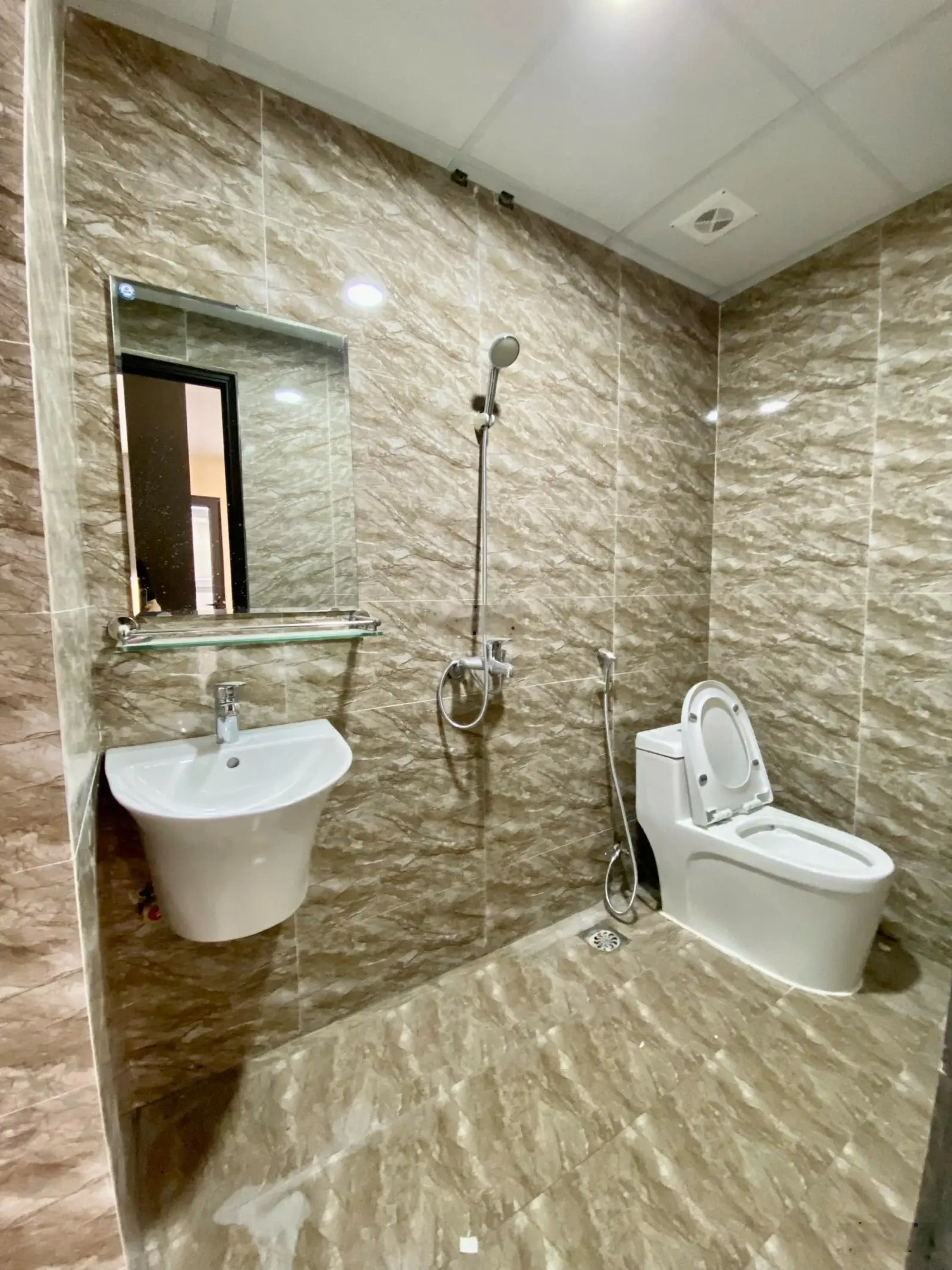 Bán nhà đẹp cầu thang máy full nội thất bồ đề long biên hà nội