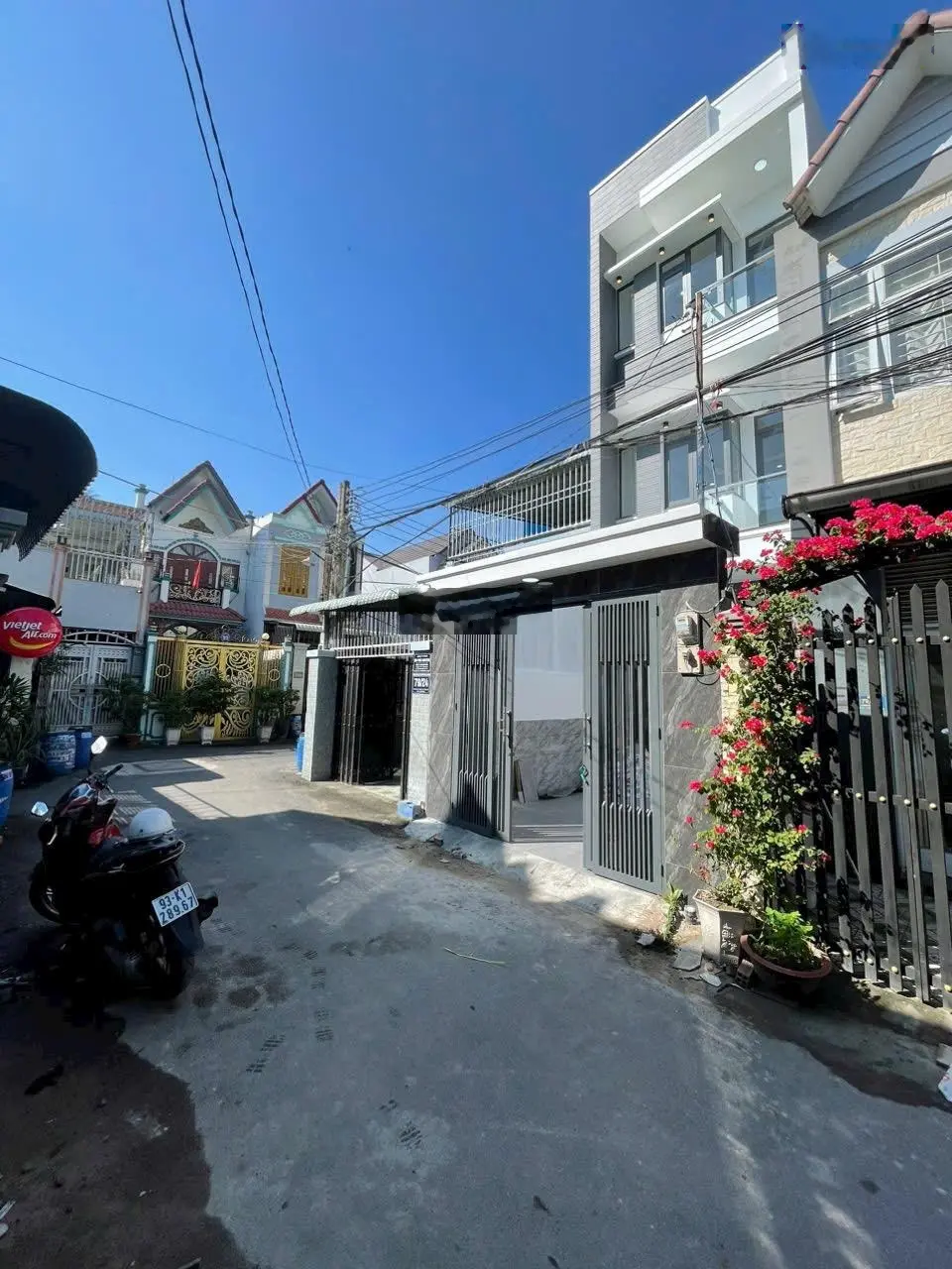 Nhà trệt - 2 lầu gần sân vận động Dĩ An. DT: 82.2m2. Đường nhựa 5m thông. 3 pn - 4 wc giá 4.5 tỷ TL
