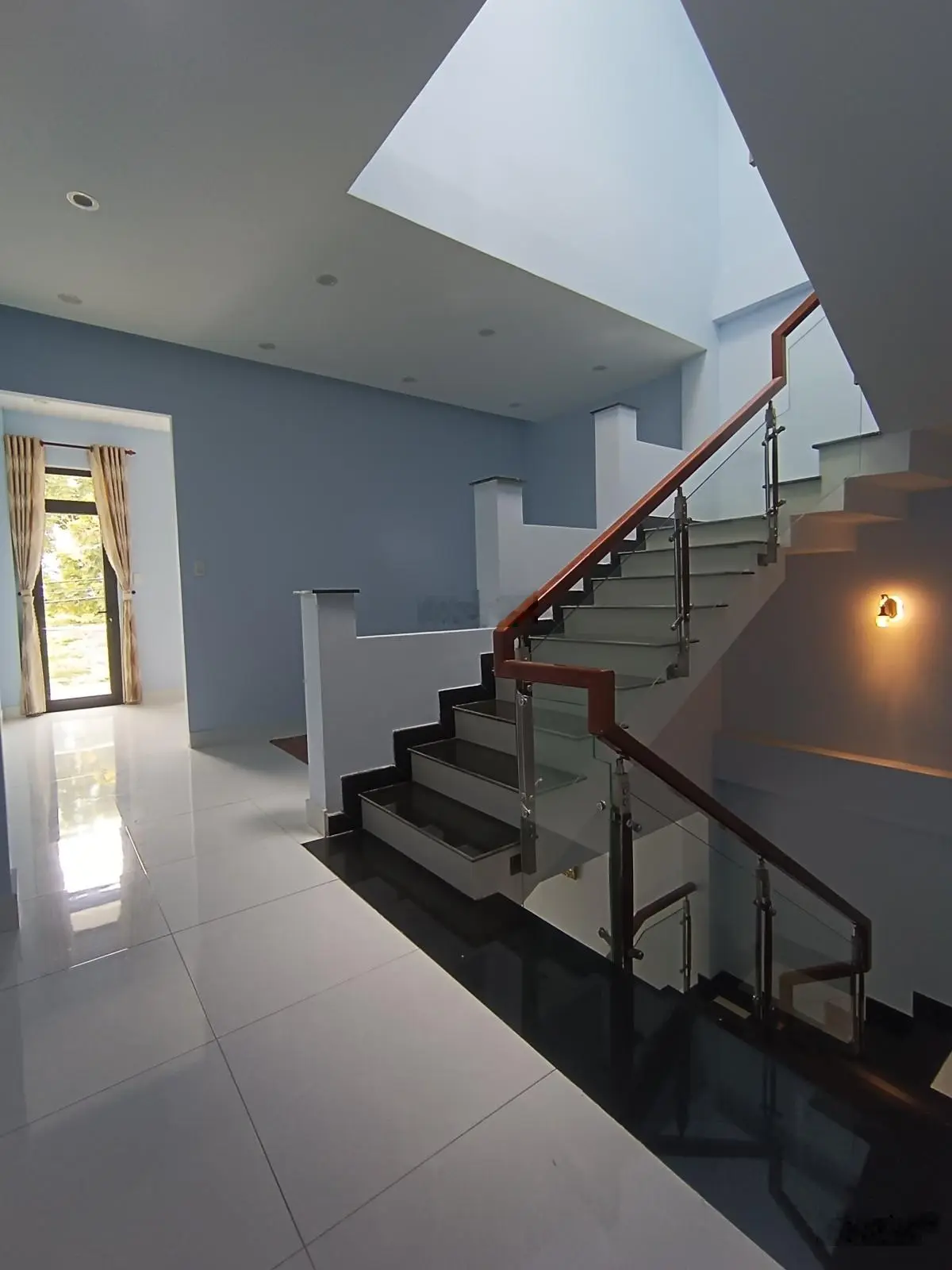 Gần bến xe, đường 7m5, 100m2, 3 mê, 3PN, tuyệt đẹp, trục kinh doanh tốt