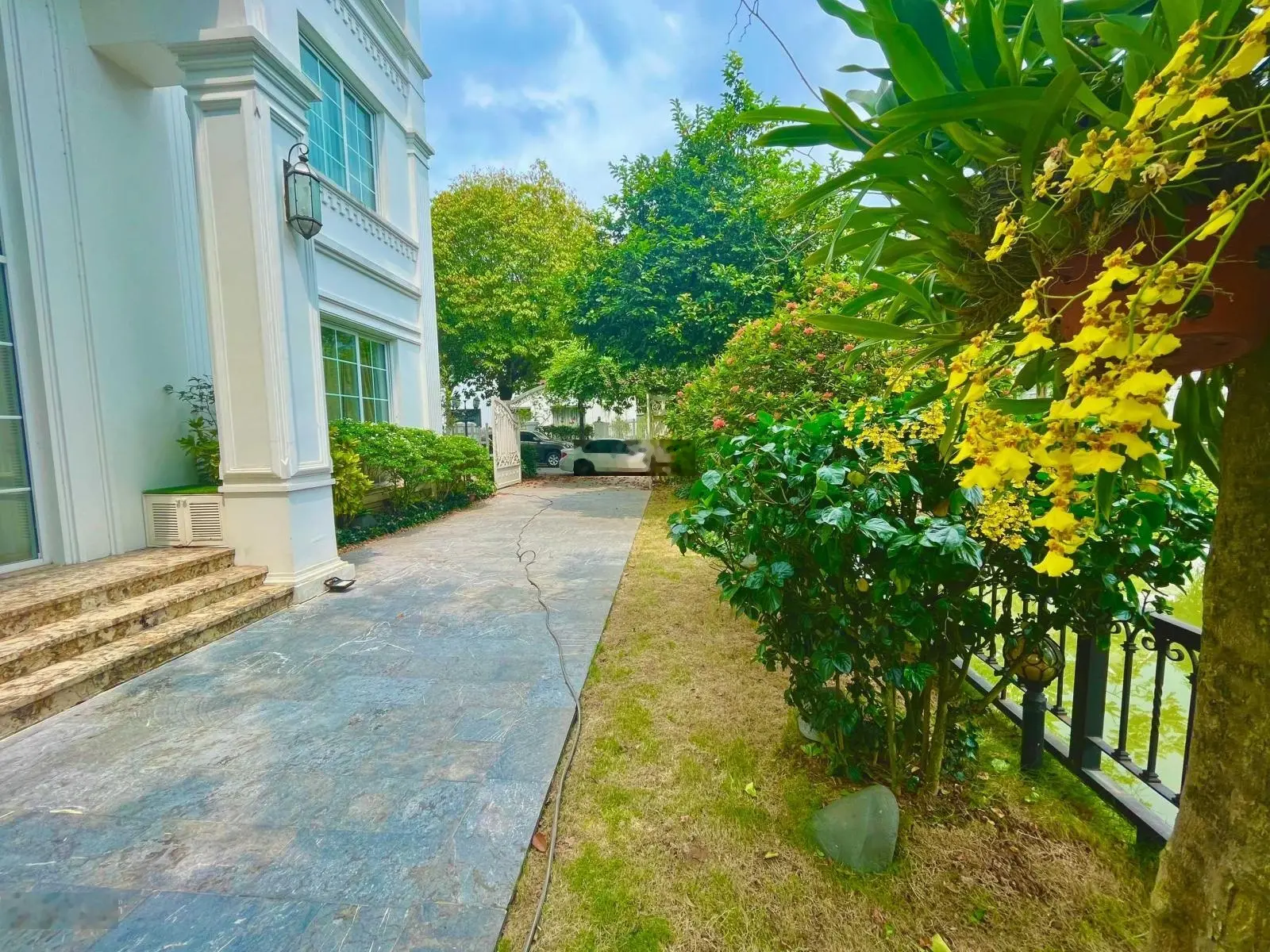 Bán gấp BT Bằng Lăng 05 - 03 hướng ĐB, diện tích 250m2 XD 495m2 khu vip view hồ rộng, giá 66tỷ