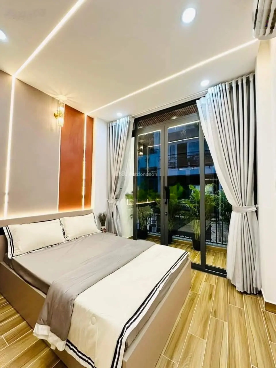 Kẹt tiền bán gấp nhà đường Đội Cung, Quận 11. Giá 2tỷ600. Hẻm xe hơi. Sổ hồng riêng. Sang tên ngay