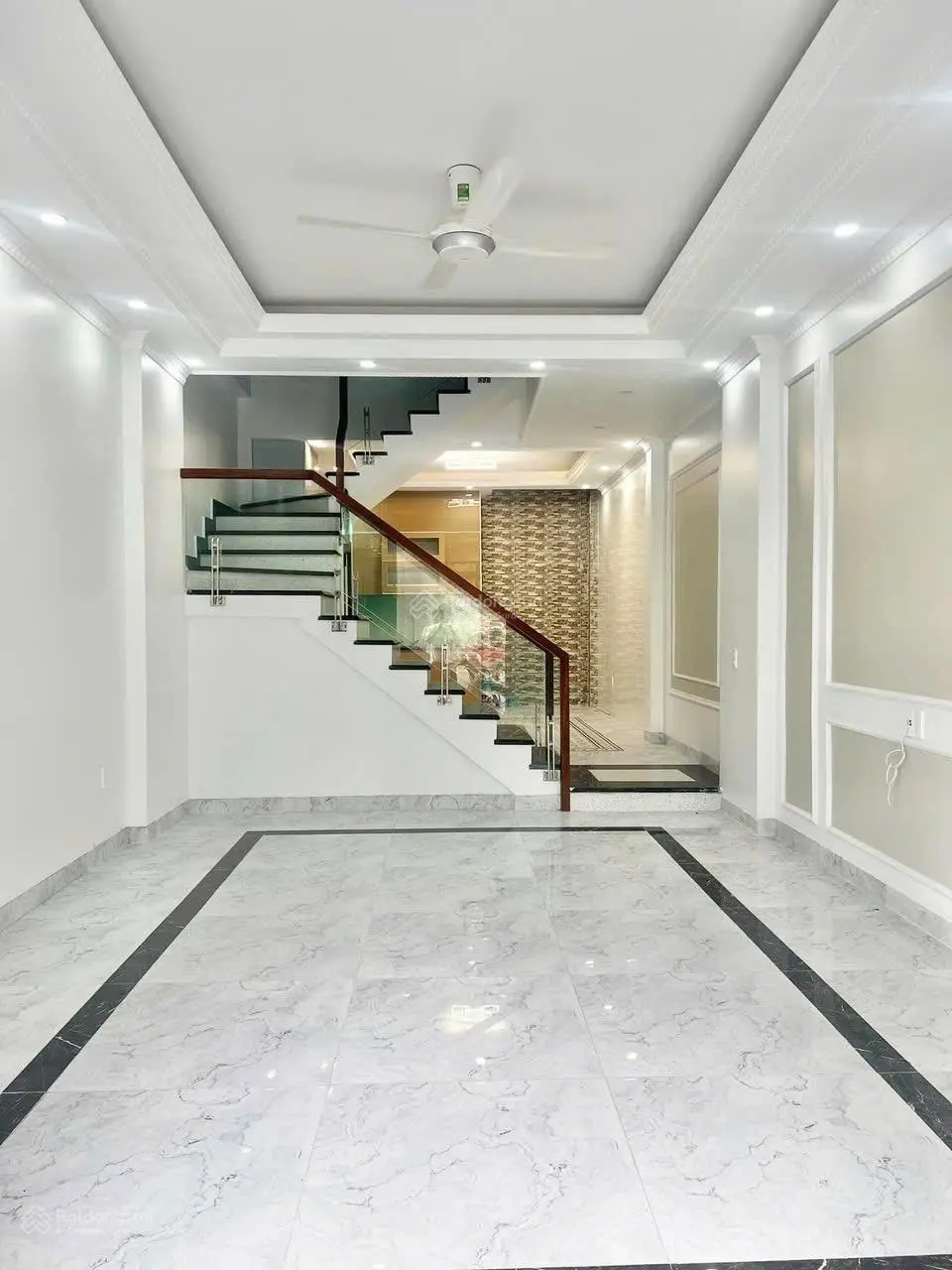 Bán nhà 50,4m2 đối diện công viên giá chỉ hơn 3 tỷ liên hệ e Nguyên 0357 864 ***
