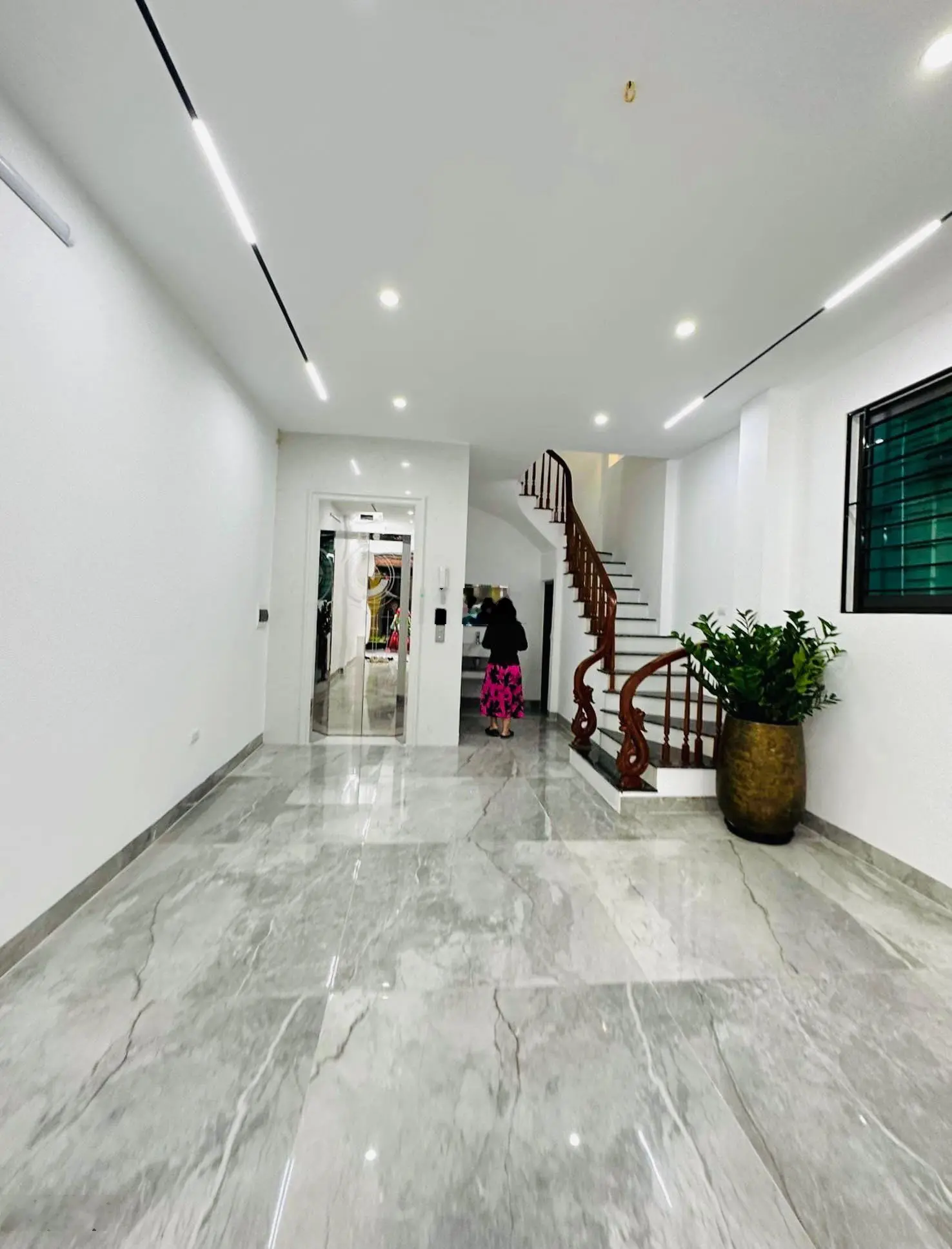 Bán nhà Âu Cơ nở hậu DT:60m2 x 6tầng MT:5m thang máy căn góc 5PN giá 15,2 tỷ cho thuê dòng tiền