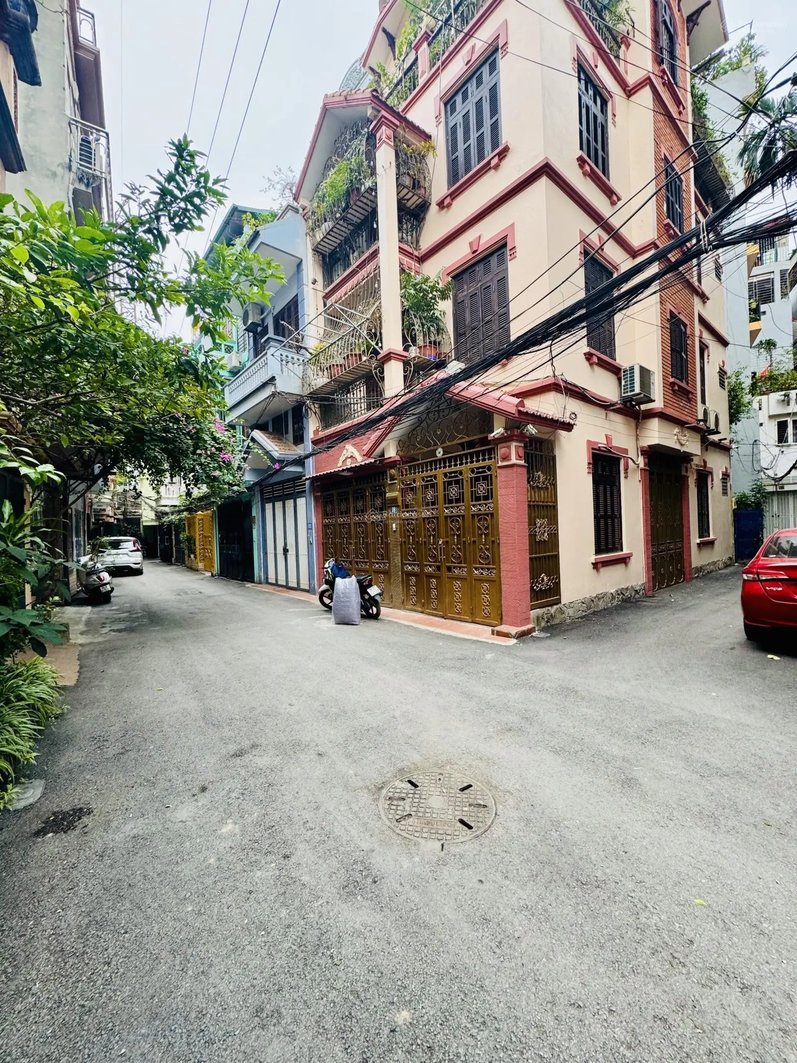 Bán nhà khu phân lô VIP Hào Nam. DT 33m2*4,5 tầng. MT 3,7m. H:TB. Ô tô vào. KD tốt. Giá 13,8 tỷ.