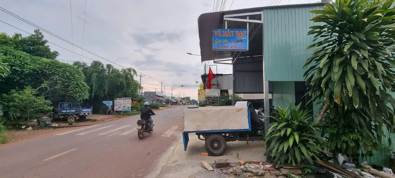 Bán nhà đẹp 2 mặt tiền chợ - đường nhựa 20m trục chính