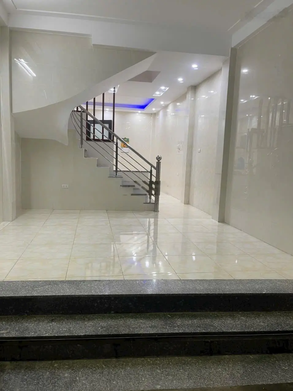Bán Gấp Nhà 5 Tầng, Tây tựu, Gần trường THCS, Cách mặt phố 20m, Dt 42m2. Mt hơn 4mx Giá : 5,2 tỷ