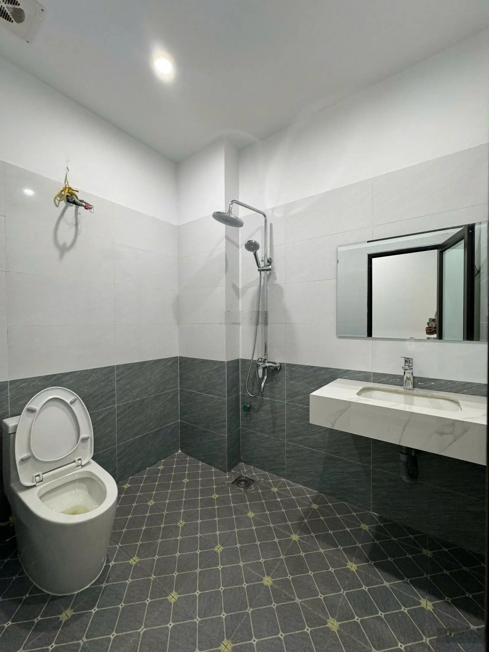 Nhà 5t*35m2 vị trí cực đẹp sát hồ lớn. Ô tô đỗ cổng. Cách đường QL6 chỉ 500m. Cách trung tâm HN 4km
