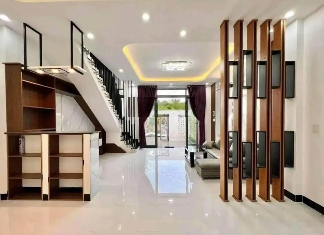 Sở hữu ngay căn nhà ngay chợ Bình Chánh giá rẻ. Sổ riêng. DT 80m2. MT 8m. Giá 1 tỷ 350