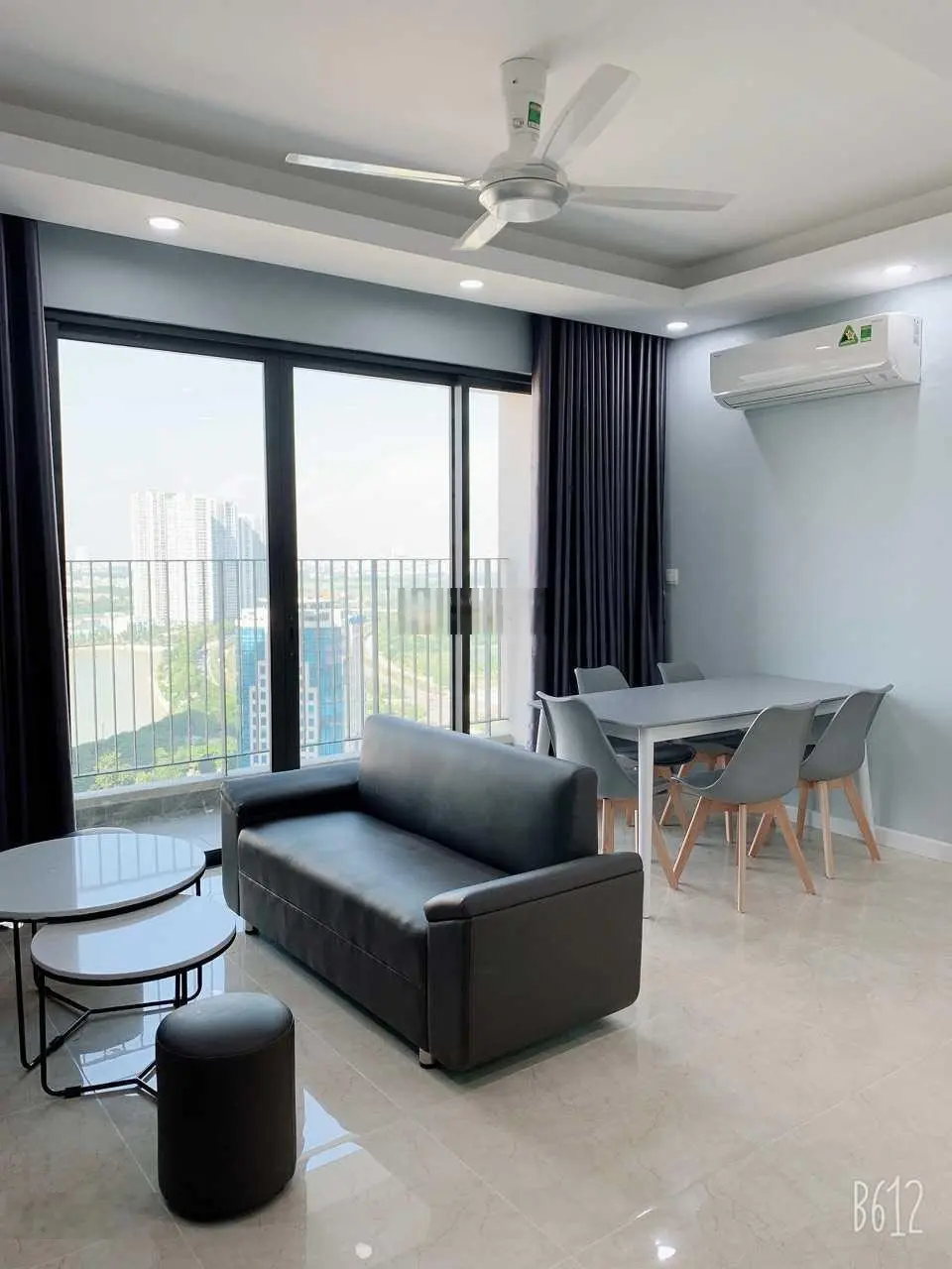 (Chỉ 7.7 tỷ). Bán 3PN 2WC full đồ tầng trung view thoáng sổ đỏ lâu dài chung cư Vinhomes D'Capitale