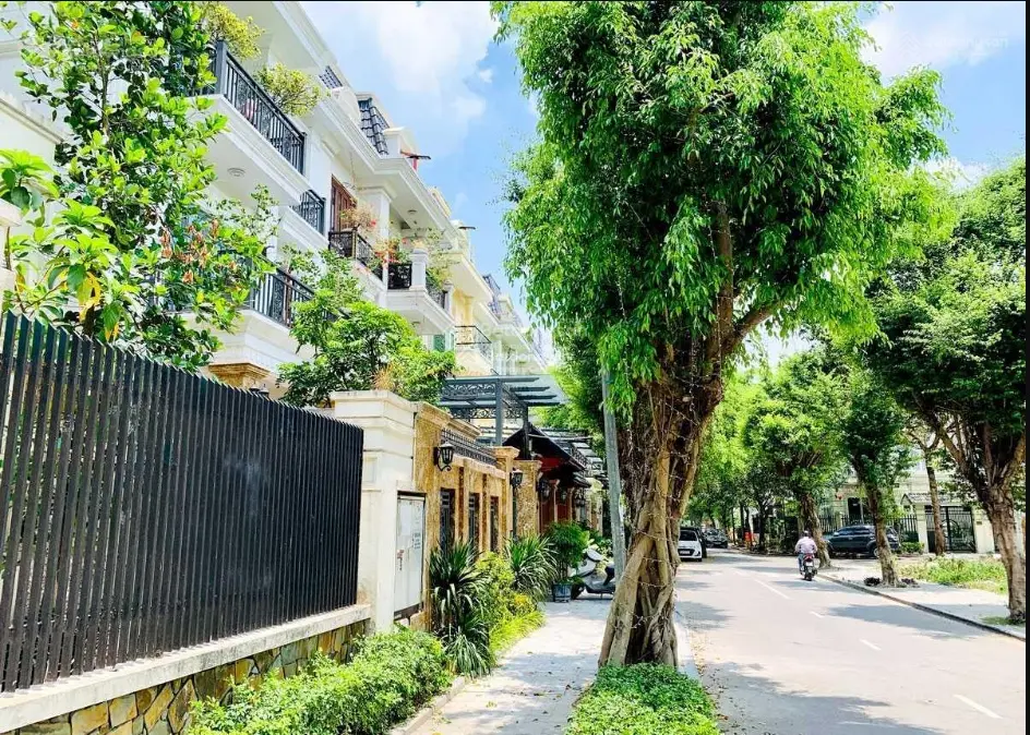 Cần tiền bán căn biệt thự Linh Đàm 245m2 x 4 tầng, giá 3x tỷ, SĐCC, đang cho thuê