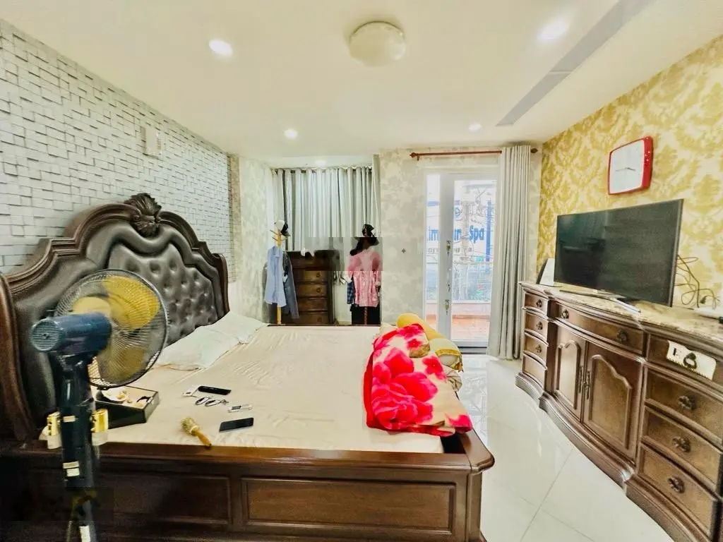 Mặt tiền Nguyễn Hồng Đào, 3 tầng