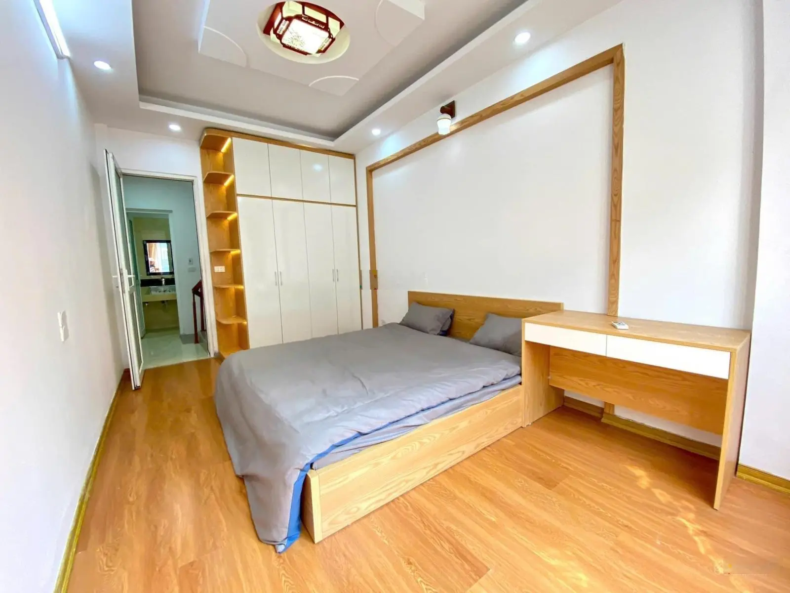 Bán nhà Ngô Gia Tự 30m2 x 5 tầng, giá 5 tỷ. Oto đỗ cổng, gần Big C Long Biên