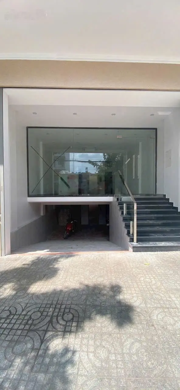 Bán toà nhà 6m x 15m. Xây 7 lầu có thang máy mặt tiền đường Lê Thị Riêng, phường Thới An, Q12