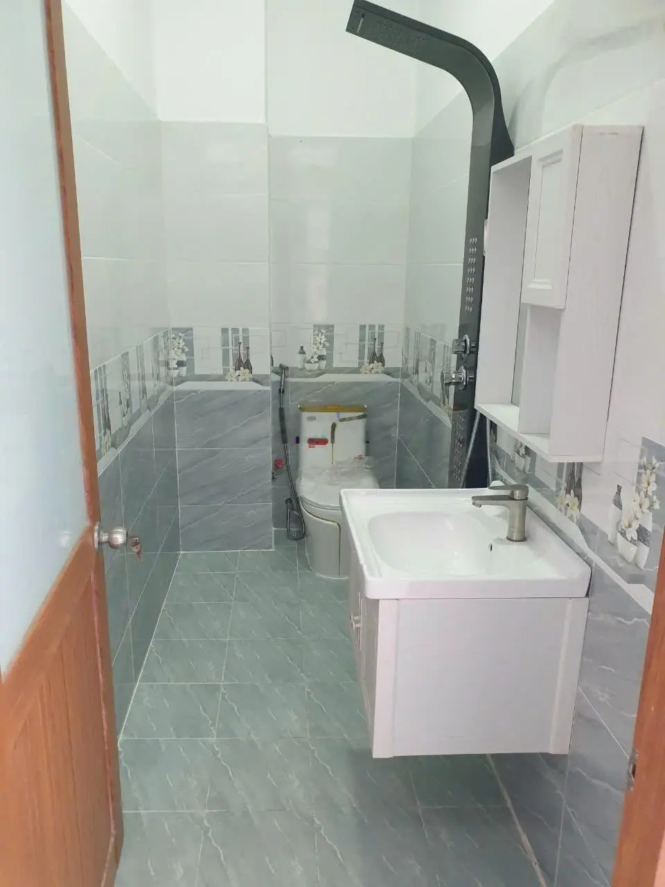 Nhà 2 lầu DT : 5 x 30m MT đường nhựa thông 8m gần chợ xuân thới thượng