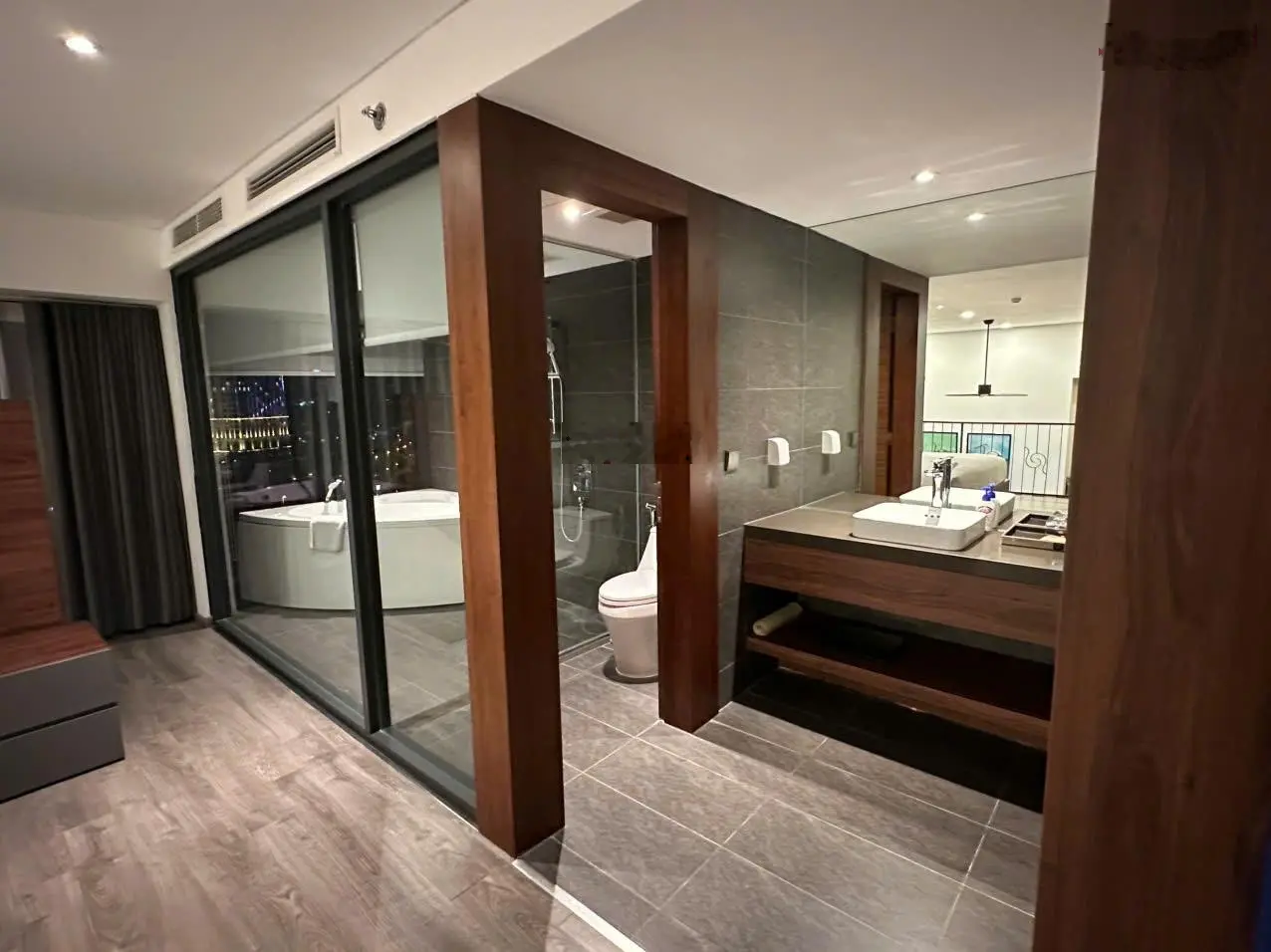 Chính chủ gửi bán căn hộ chung cư cao cấp PentStudio 699 Lạc Long Quân 91m 1PN tầng cao view Hồ Tây