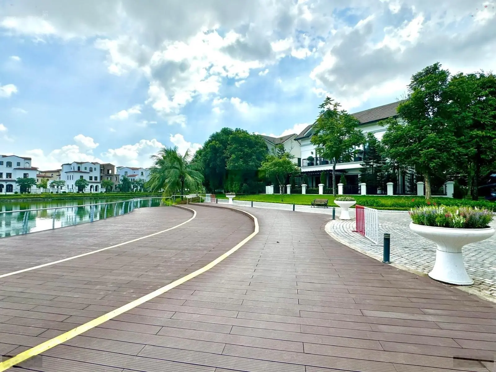 Chính chủ gửi bán biệt thự có hầm - kđt vinhomes thăng long