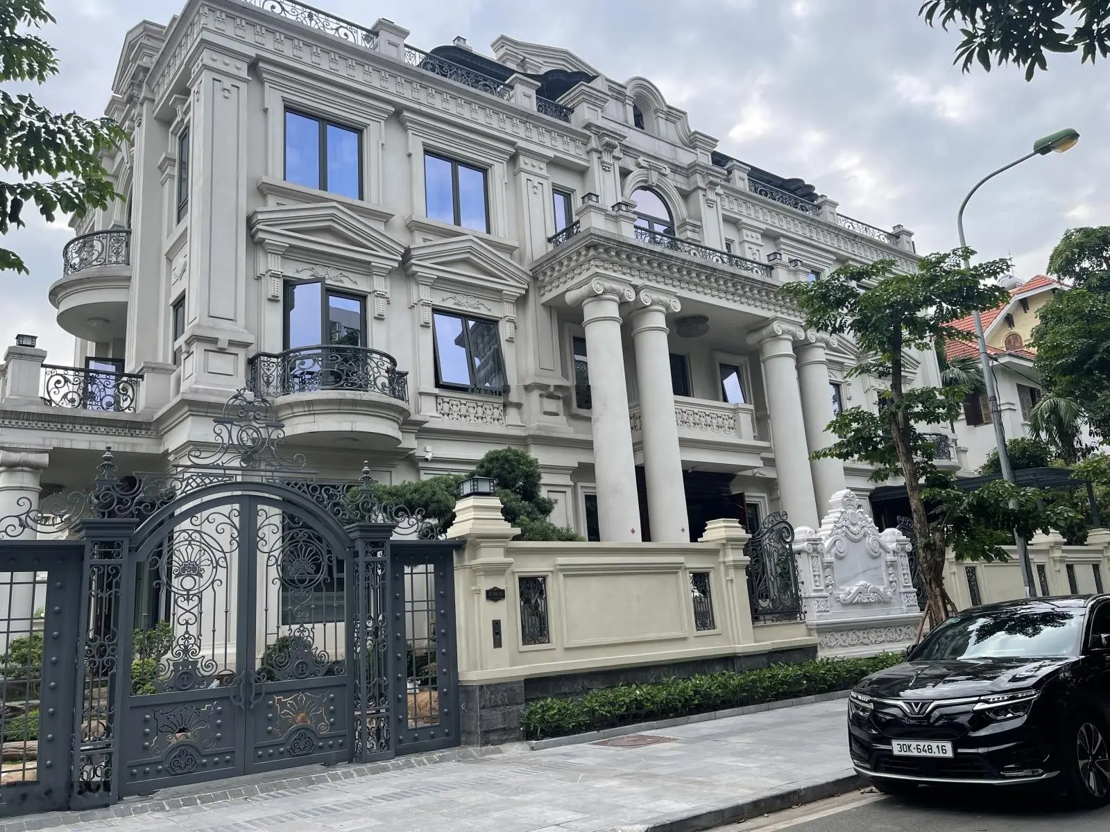 Cần bán biệt thự Nam Trung Yên 403m2 MT 20m giá 115 tỷ
