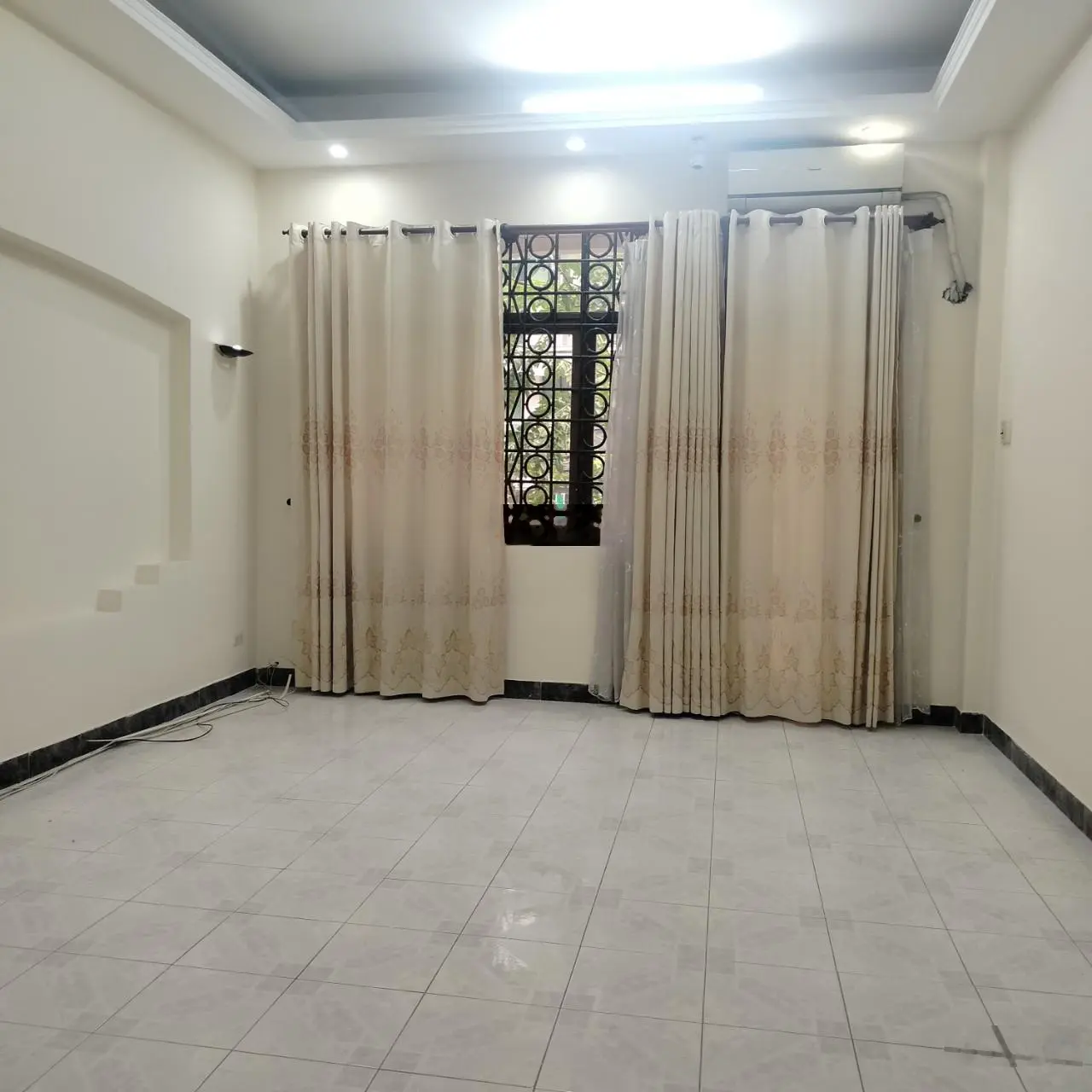 Gia Đình cần tiền bán gấp nhà MT Võ Oanh bán nhà D3 Bình Thạnh DT: 5*20 3 tầng HĐT 45tr giá 23.7 tỷ