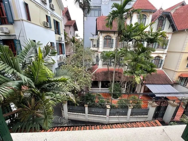 Biệt thự đẹp bể bơi sân vườn Hồ Tây bán, xe hơi 7 chỗ đỗ trong nhà. Biệt thự chất lượng cao