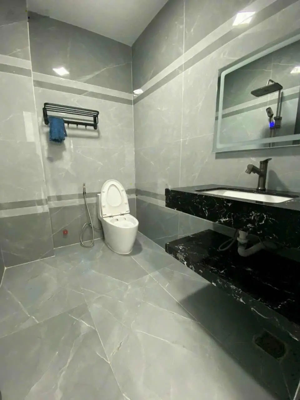 Nhà đẹp 1 trệt 1 lầu lô góc, full nội thất, SHR hoàn công, đường xe hơi thông, gần cầu Hang
