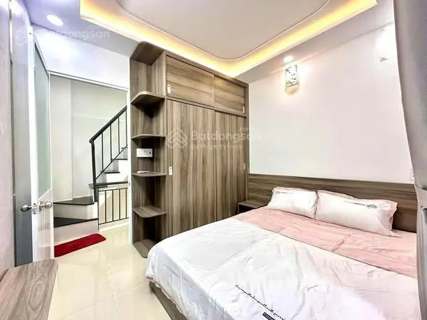Gía 5 tỷ 300. thiếu nợ bán nhà nguyễn đình chiểu, q3. hxh. hđ thuê 15tr/th. lh: 0347.153.456