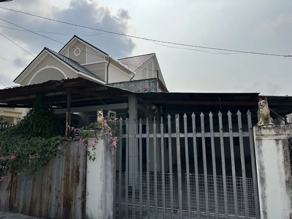 nhà cấp 4 ngay trung tâm thị trấn