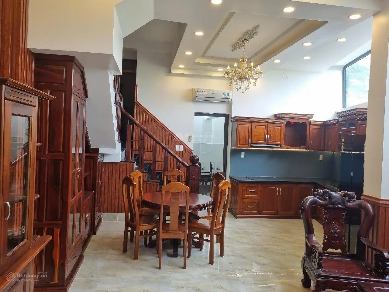 Căn gốc full nội thất gỗ tự nhiên trung tâm thị trấn